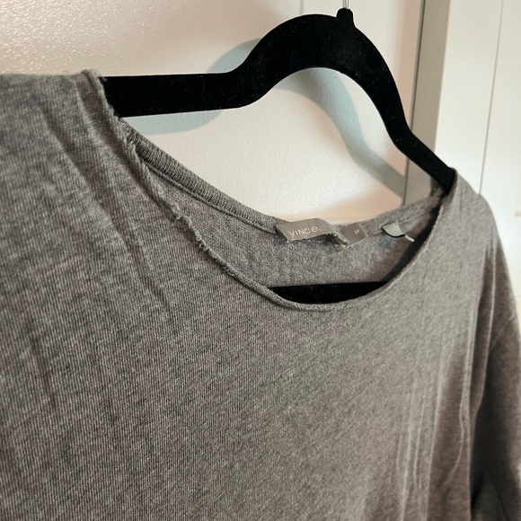 Vince Men’s raw hem grey tshirt size medium - Picture 4 of 4